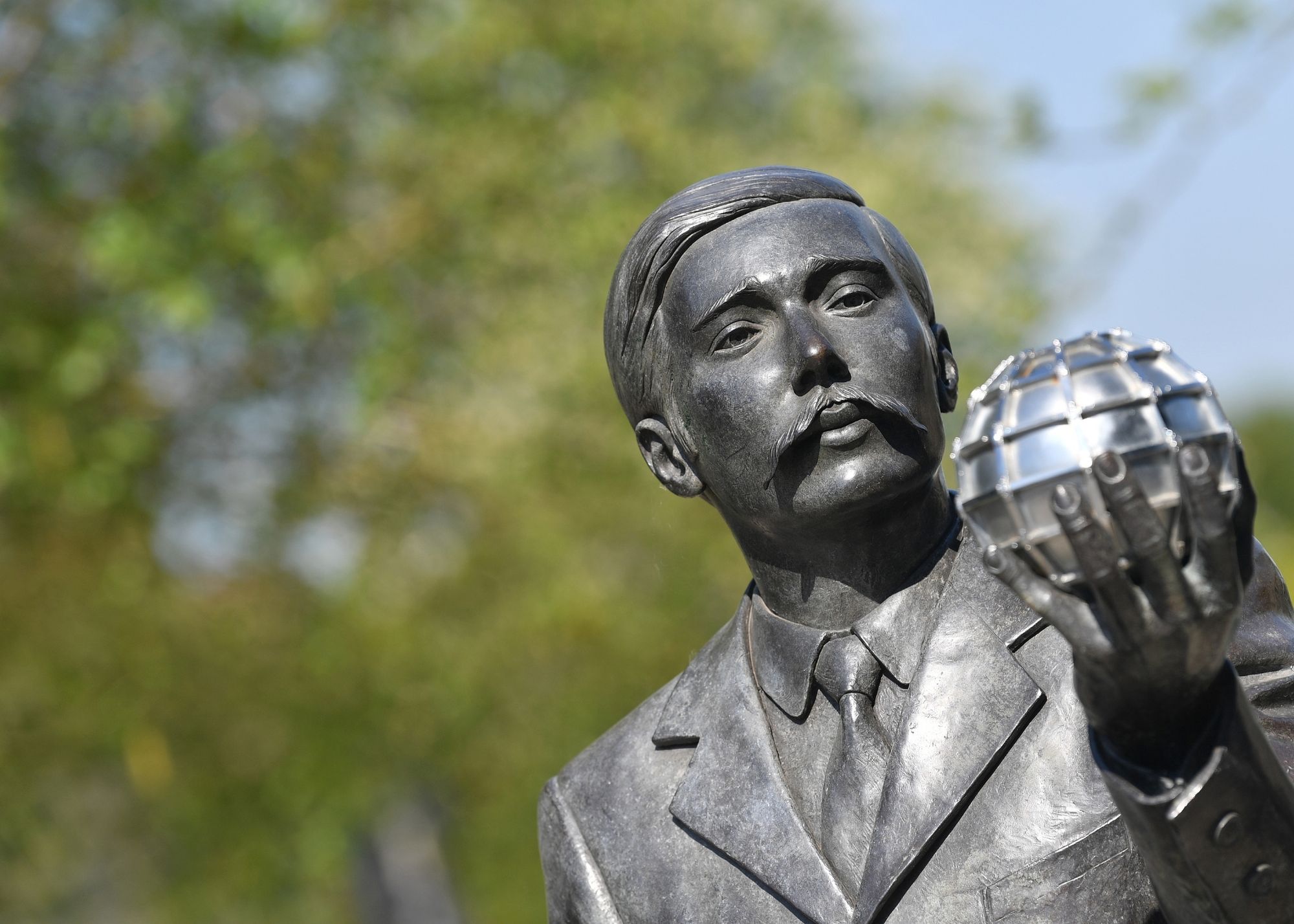 Close up photo of the bronze sculpture of HG Wells holding an orb.