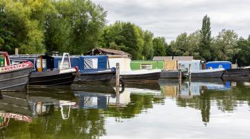 Narrow boats at Pyrford