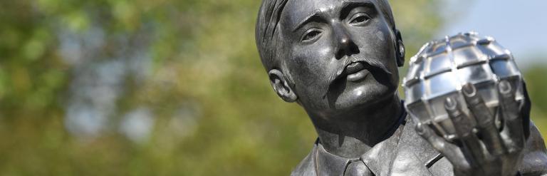 Close up photo of the bronze sculpture of HG Wells holding an orb.